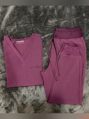 Mandala scrubs set in Merlot
